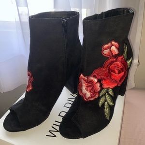 Open toed black booties with rose design